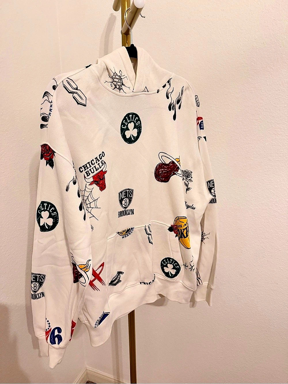 Hollister NBA Team Graphic All Over Print Pullover Hoodie Large